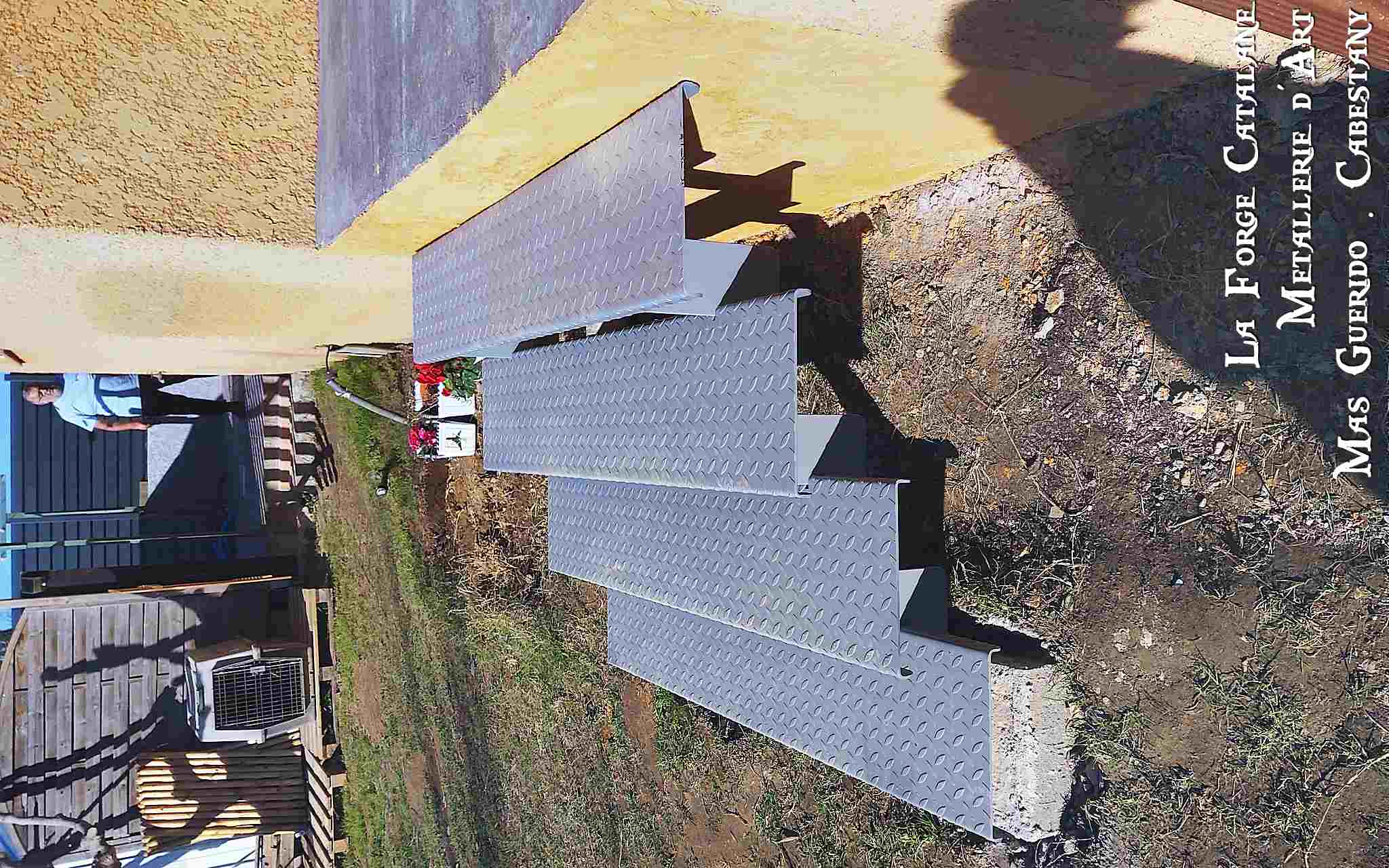 escalier double limons cremaillere marches tole larmee forge catalane.jpg